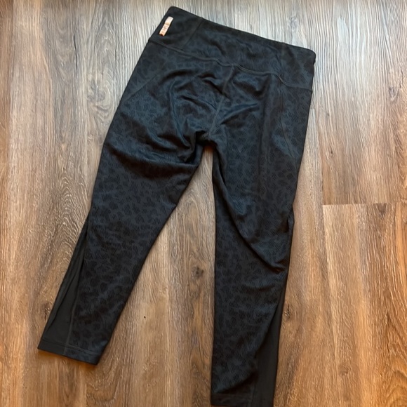 Zella patterned crop leggings size xs - Picture 3 of 4